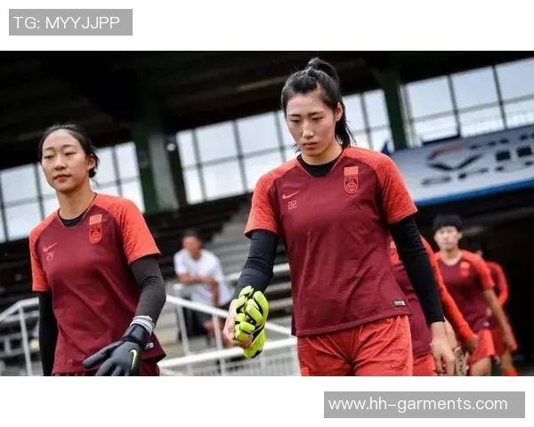 足球明星女友展现球技精彩踢球视频引发热议网友纷纷点赞